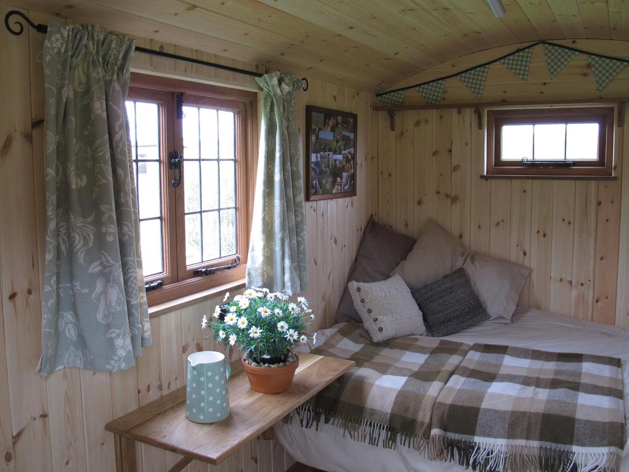 Marshwood Farm B&B And Shepherds Hut Dinton  Εξωτερικό φωτογραφία