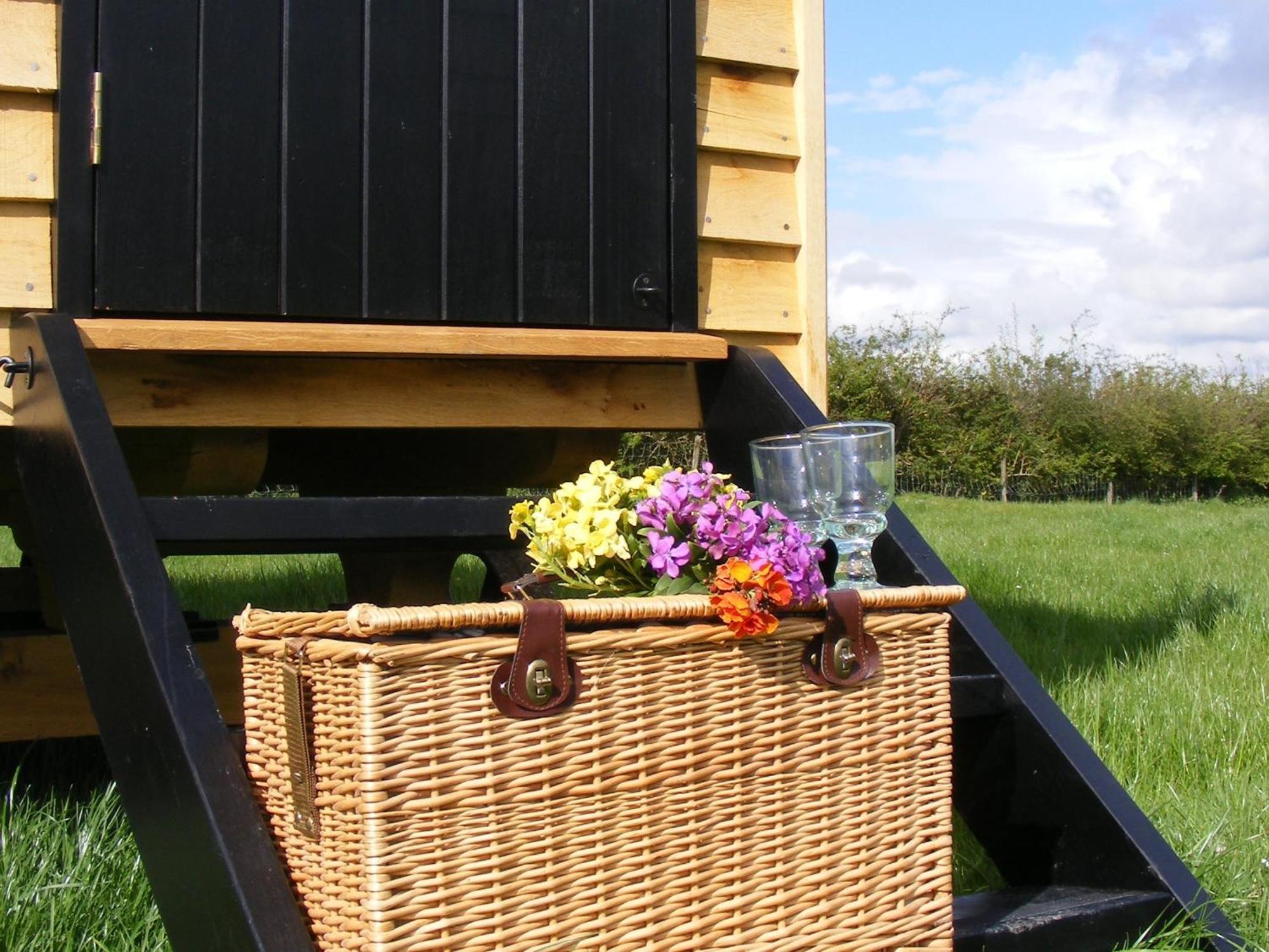 Marshwood Farm B&B And Shepherds Hut Dinton  Εξωτερικό φωτογραφία