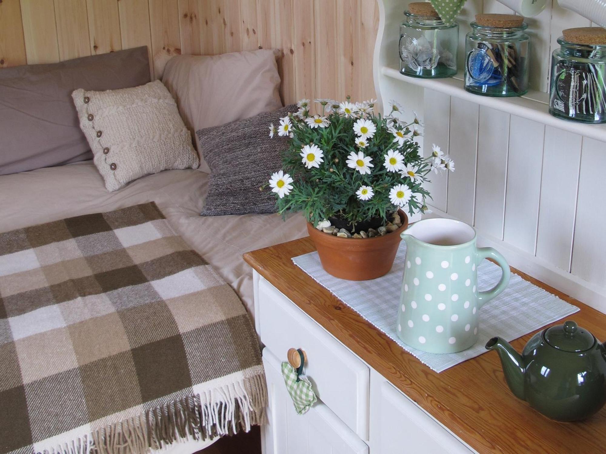 Marshwood Farm B&B And Shepherds Hut Dinton  Εξωτερικό φωτογραφία